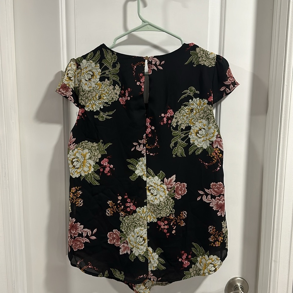 AUW Floral Scoop-neck Top with Keyhole Back Size Medium - Picture 5 of 6